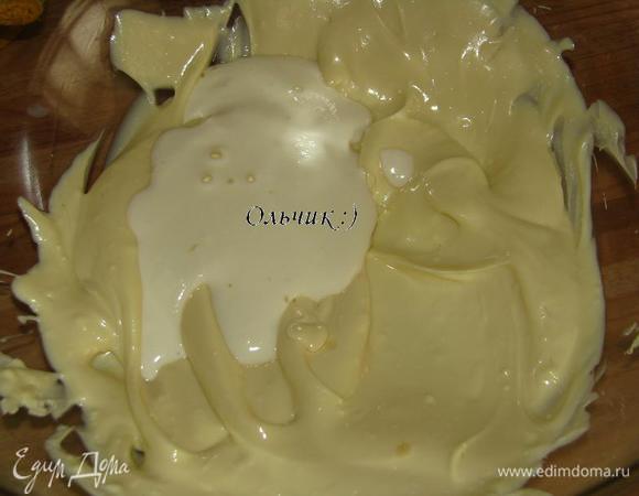 Белый шоколад растапливаем на водяной бане или в микроволновой печи. Тщательно перемешиваем. Сливки доводим практически до кипения на сильном огне. Откидываем желатин на ситечко. Перекладываем в горячие сливки и перемешиваем. Выливаем сливки в шоколад, доводим до однородности.