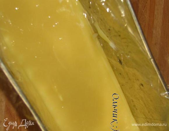  Полученный белый ганаш перекладываем в форму. Я использовала жестяную форму для кекса, предварительно выстелив ее пищевой пленкой, чтобы легче было вынимать готовое изделие. Ставим в морозилку на 30 минут, чтобы ганаш застыл.