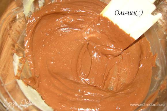 Технология приготовления повторяется с другим видом шоколада. Ганаш из молочного шоколада: шоколад растапливаем на водяной бане или в микроволновой печи. Тщательно перемешиваем.