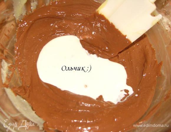 Сливки доводим практически до кипения на сильном огне. Откидываем предварительно замоченный желатин на ситечко. Перекладываем в горячие сливки и перемешиваем. Добавляем сливки в шоколад, вымешиваем.