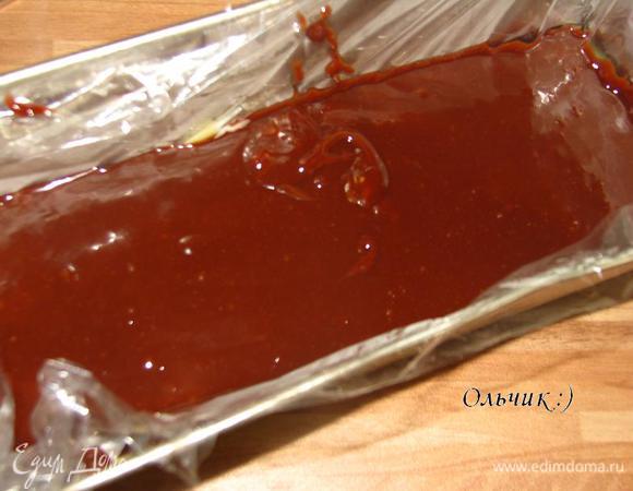 Выливаем ганаш из молочного шоколада поверх застывшего ганаша из белого шоколада. Ставим в морозилку на 30 минут, чтобы ганаш застыл.