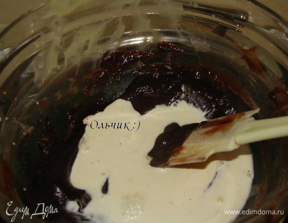 Ганаш их черного шоколада: сливки доводим практически до кипения. Выливаем в шоколад. Перемешиваем.