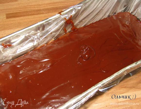 Выливаем смесь на застывший ганаш из молочного шоколада. Ставим в морозилку на 30 минут, чтобы ганаш застыл.