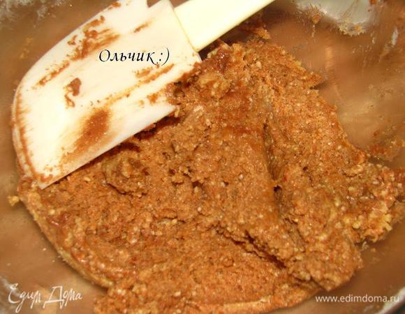 Шоколадно-песочная основа: взвесим все ингредиенты. Растапливаем шоколад в СВЧ (40 секунд). Перемешиваем. Ставим в печь еще на 40 сек. Сливочное масло разминаем до однородной консистенции. Добавляем сахар. Вливаем желток, добавляем миндальную и пшеничную муку. Тщательно перемешиваем. Вливаем растопленный шоколад, соль. Перемешиваем.