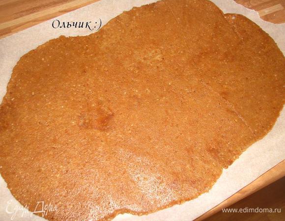 Раскатываем тесто между двух листов пергаментной бумаги в тонкий пласт. Выпекаем 15 минут в разогретой до 150 С духовке.