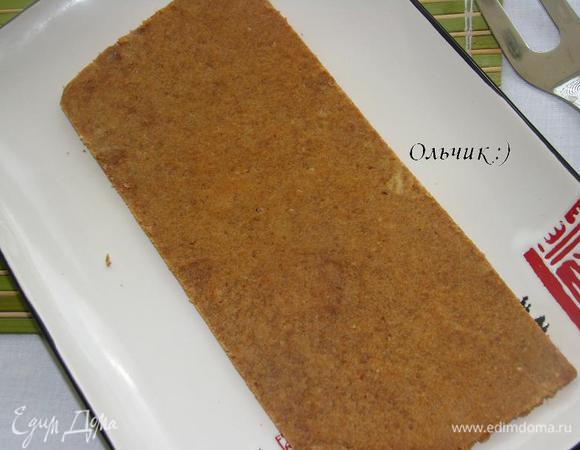 Даем основе остыть, аккуратно вырезаем прямоугольник. Тесто очень хрупкое! Края основы должны на 1 см выступать по периметру помадки.