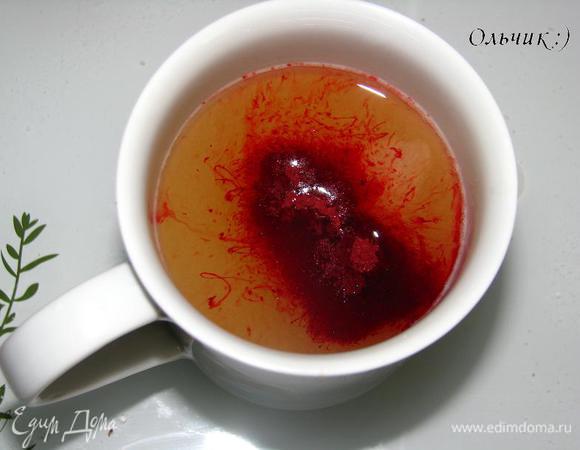 Глазурь: наливаем воду, добавляем сахар, ставим чашку на весы, добавляем красный краситель.