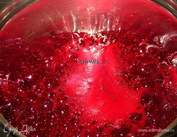 Нагреваем смесь на сильном огне до кипения (3-5 минут). Снимаем кастрюлю с огня. Растворяем в сиропе замоченный желатин.