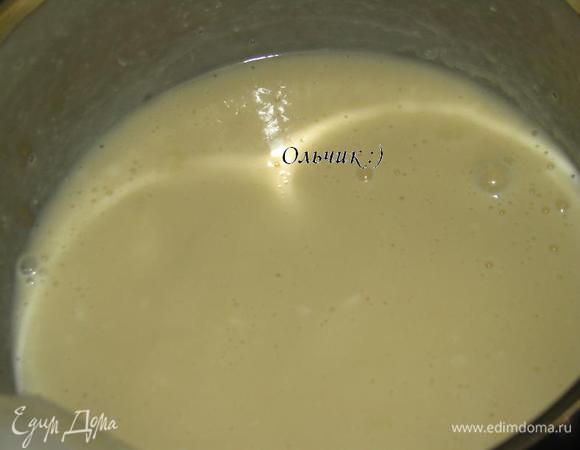 Наливаем в кастрюлю сливки. Добавляем сироп глюкозы (или мед). Нагреваем на среднем огне, пока жидкость не начнет закипать.