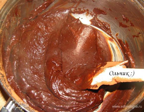 Помешивая, добавляем порошок какао.