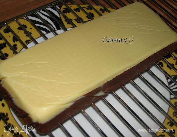 Сборка: Решетку поставим на большую тарелку. Замороженную помадку выкладываем на решетку, чтобы она не начала оттаивать при соприкосновении с рабочей поверхностью.