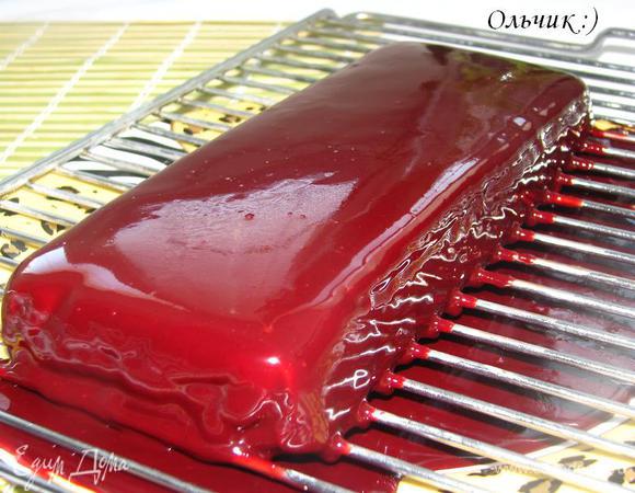 Обливаем глазурью помадку.