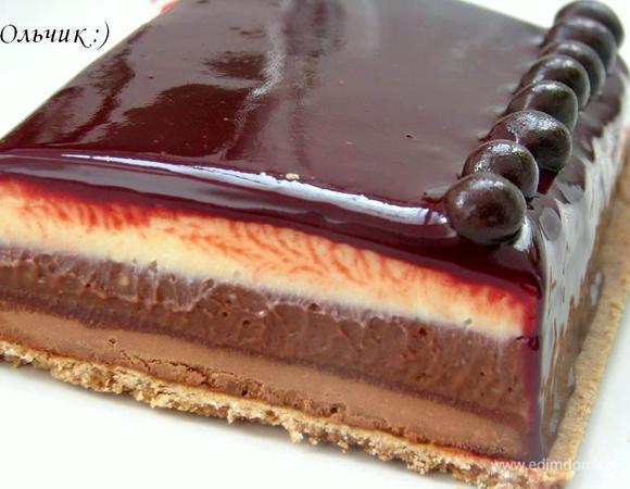 Подача: погружаем большой нож с гладким лезвием в горячую воду. Даём воде стечь. Не вытирая нож нарезаем помадку ломтиками толщиной 1-2 см. Разрезав десерт мы увидим, что слой помадки из белого шоколада немного толще остальных. И это правильно! В нем нет тертого какао, поэтому он должен большим объемом сбалансировать вкус ганаша из черного шоколада. Наслаждайтесь!!!