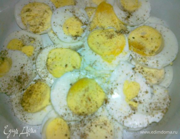 яйца нарезать крупными кольцами,выложить в форму,посолить и поперчить