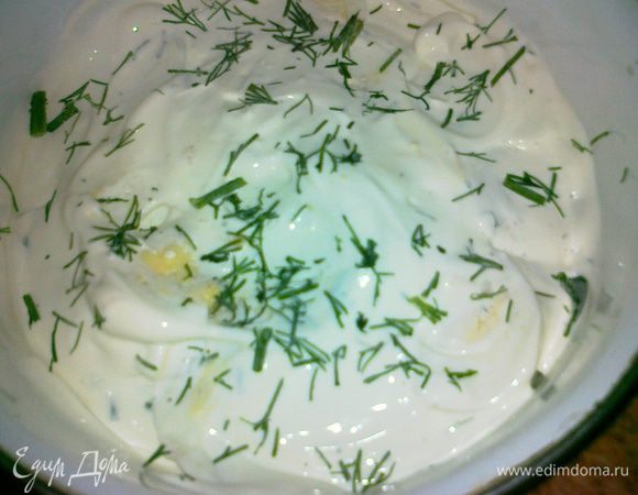 залить сметаной и снова посыпать укропчиком,поставить в духовку при т.220-230 на 15-20 мин