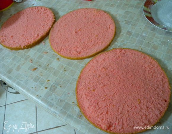 Бисквит остудить и разделить на 3 части. Пропитать пропиткой. 