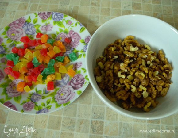 Цукаты и орехи перебрать (приготовить)