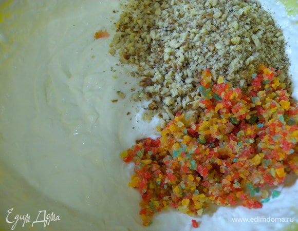 В творог (если твердый и зернистый) добавить немного сметаны и перебить погружным бленлером. Добавить сахар и взбить в крем. Добавить в крем цукаты и орехи. 