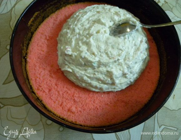 Покрыть половиной крема (очень должен быть густым). Разровнять. 