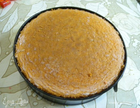 накрыть вторым коржом. Затем вторая половина крема и поверх третий корж. Отправить в холодильник на 4 часа. 