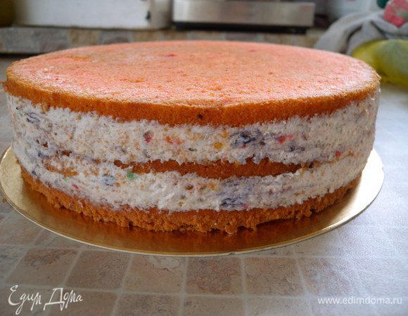 Приготовить масляный крем. перевернуть на блюдо торт. Извлечь торт из кольца.  