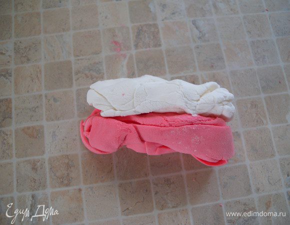 Затем рюшики. Взять одинаковые части мастики размером с куриное яйцо. смешать. отрезать ровно половину получившегося комочка. 