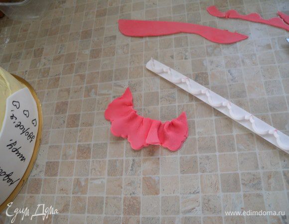 Одну часть отложить из второй сделать рюшик. 