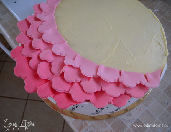 К оставшейся части получившегося цвета мастики добавить такое же количество белой. Смешать. Отрезать половину  - отложить. С воторой половинку - рюшик. И т д. К оставшейся добавить белой кусочек... Получается цветовой градиент. 