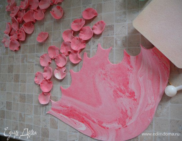 Из остатков мастики - розочки. Я специально не сильно вымесила мастику и получился неоднородный цвет для лепестков...