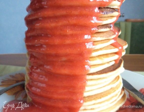 соус - клубника мороженная (у меня были запасики с огорода )) и пару чайных ложек сахара. Клубнику разогрела в СВЧ до мягкости и взбила в блендере с сахаром. Полить блины и подавать. Отличный завтрак или сытный полдник. Ребенок три раза добавки просил.