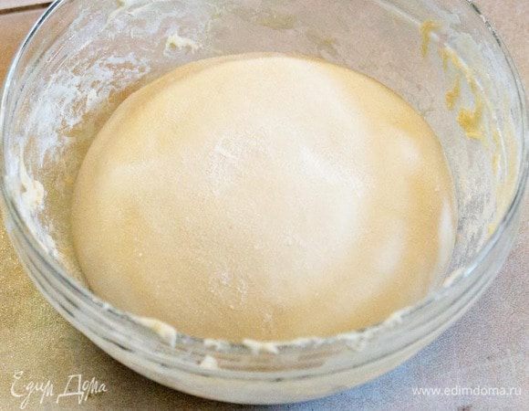 Ну что ж, приступим. Просеиваем в миску муку. Добавляем дрожжи. Дрожжи мы не разводим в воде, а растираем руками с мукой и они начинают оживать от тепла наших рук. Воду необходимо нагреть до 37 градусов. Добавить в воду соль. Влить воду в муку и замесить тесто, чтоб оно собрало всю муку. Теперь выкладываем наше липкое тесто на стол и начинаем колдовать. Муку НЕ ДОБОВЛЯТЬ!!!! Я не буду повторять процесс вымешивания, так как его чудесно описала Черешенка http://www.edimdoma.ru/retsepty/33242-drozhzhevoe-testo-belyy-hleb-sekrety-ot-rishara-bertine. У Вас должен получиться очень нежный и шёлковый колобок. Оставляем его накрыв полотенцем или пищевой пленкой в теплом месте на 1 час.