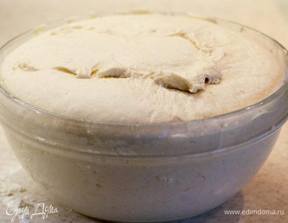 Когда тесто подойдет, вынимаем его из миски на притрушенный мукой стол.