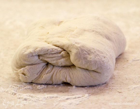 Еще раз складываем стороны и еще раз приминаем тесто…