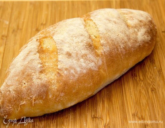 Нагреваем духовку до 250 градусов (если ваша духовка выдаем меньше, то до вашего максимума). Ставим наш подошедший хлеб в духовку и прыскаем несколько раз из распылителя воду в духовку. Ришар говорит, что это помогает сымитировать каменную печь. Выпекаем хлеб  10-12 минут. Тогда хлеб получается с очень-очень тоненькой золотистой корочкой.