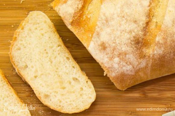 Как только хлеб выпекся, вынимаем его из духовки, накрываем полотенцем и даем остыть. Горячий хлеб вреден для желудка :))))))
