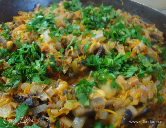 Грибы мелко измельчить и обжарить на разогретом оливковом масле, добавить мелко шинкованный лук, измельченную болгарку, морковь тёртую на мелкой тёрке, добавить тёртые два помидора, измельченный чеснок, зелень, соль, перец по вкусу. Когда остынет добавить кукурузу.