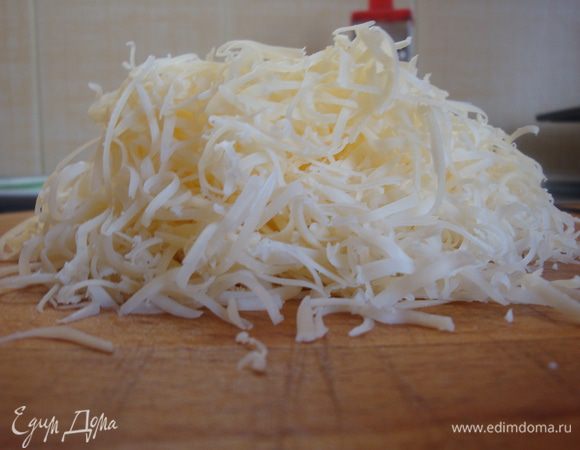 Сыр натереть на мелкой тёрке.