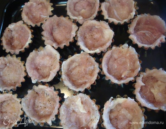 Начинаем собирать тарталетки. Формы смазать оливковым маслом. Выложить в них куриное филе.