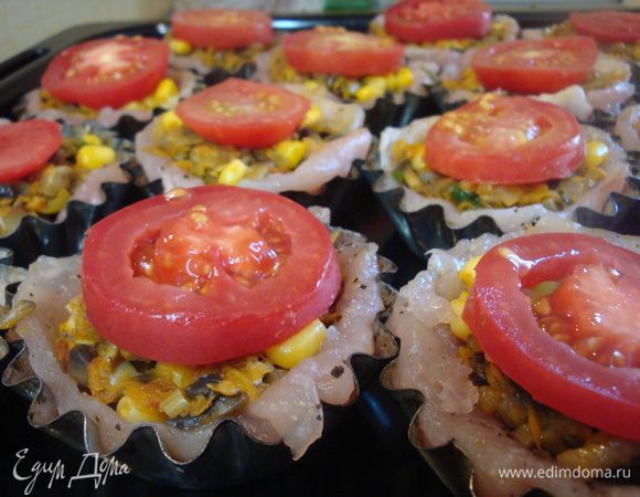 Затем выкладыаем начинку, утрамбовывая ложкой, сверху выкладываем кружок помидора.