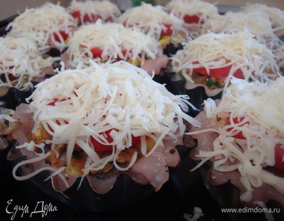 Посыпаем всё тёртым сыром. Выставляем на противень и ставим в разогретую до 170 градусов духовку на 40-50 минут.