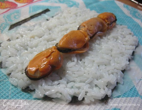 Посередине выложить мидии.