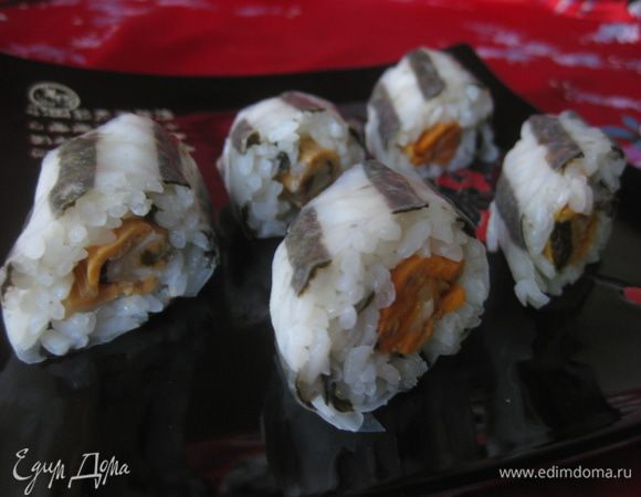 Свернуть ролл с помощью матисы. Также поступить с оставшимися ингредиентами.
Разрезать роллы на несколько частей желаемого размера.
Подавать с соевым соусом.
Приятного аппетита!