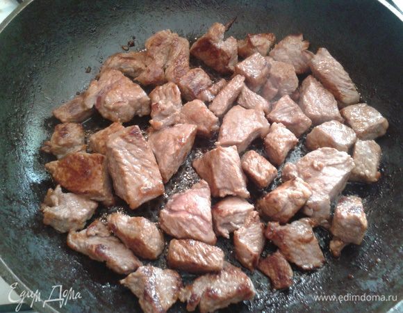 Мясо порезать на кусочки и обжарить