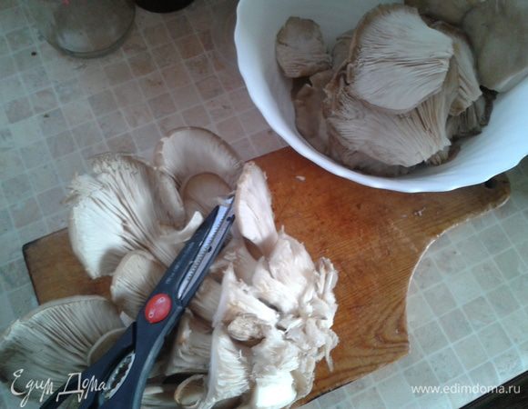 Разделать грибы. Несколько шапочек оставить а остальное порезать. Вообще шапочки вешенок легче рвать руками, а ножки уже резать ножом. 