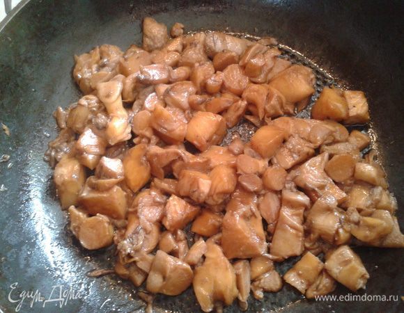 Далее немного прожариваем на большом огне грибы