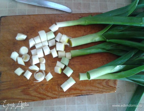Лук главное помыть, почистить и опять помыть. Порезать. Я использую весь. Не только белую его часть. 