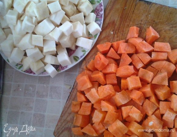 Морков и сельдерей - на кубики