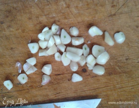 Чеснок крупно порубить