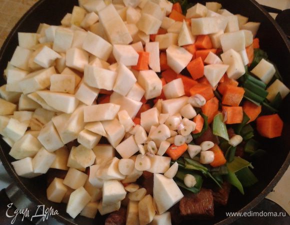 Отправляем все к мясу и грибам. Перемешиваем. Удобно на сковородке. 