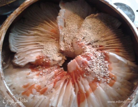 Полить томатной пастой и посыпать приправами и залить все кипятком где-то до половины содержимого горшочка.